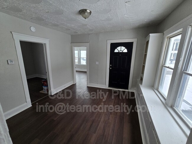 Building Photo - 13701 Benwood Ave