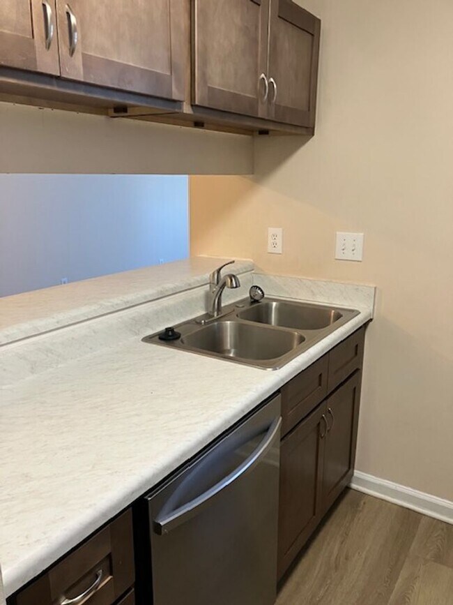 Building Photo - 721-D