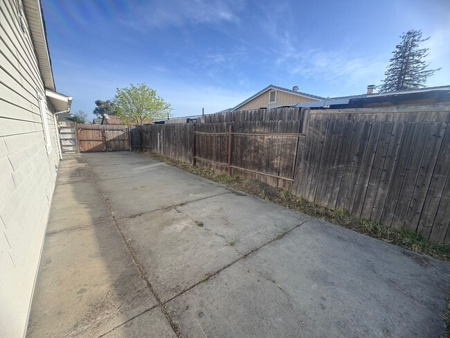 Building Photo - 3 Bedroom Home with RV Parking!