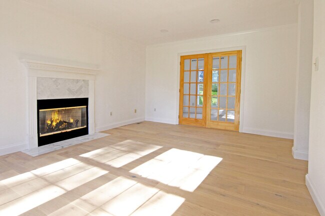 Living room - 2863 Chain Bridge Rd