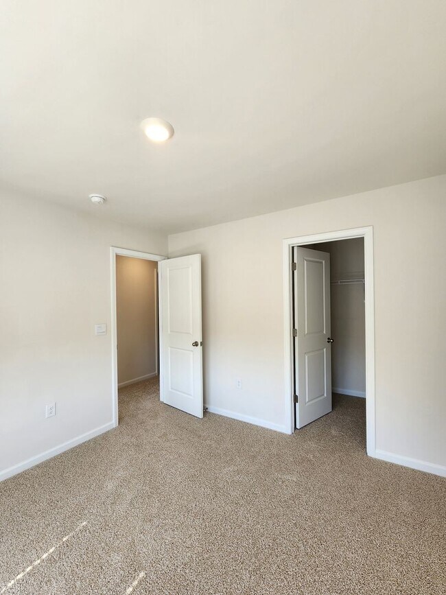 Building Photo - **6 Month Lease** Hendersonville Rental!