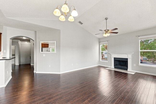 Building Photo - Absolutely Stunning 3 BR/2 BA/2 Car Garage Condo in gorgeous Gated New Tampa resort style community.