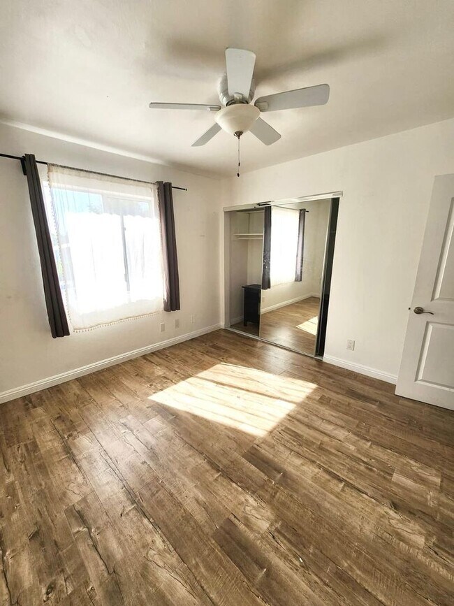 Building Photo - Beautiful and spacious condo in Tarzana!
