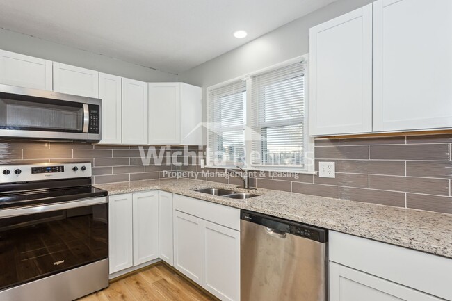 Building Photo - Fully renovated 2 bedroom, 1 bathroom, wit...