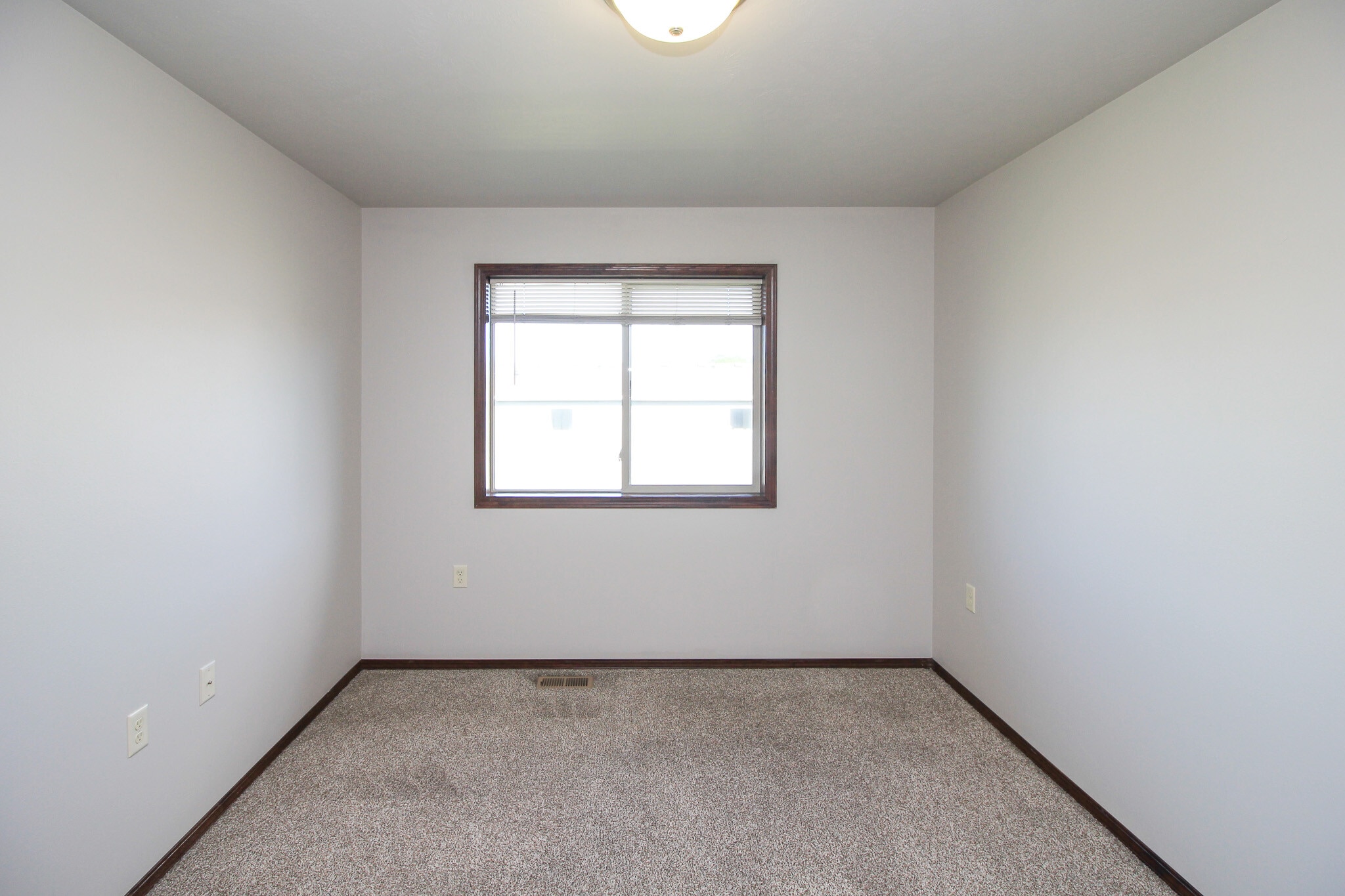 Building Photo - 320 Vernon Dr