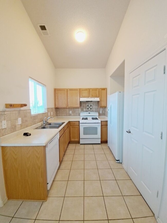 Building Photo - MOVE IN SPECIAL! 1/2 off 2nd months rent! Cute 3 bed, 2 bath home in Huning Ranch