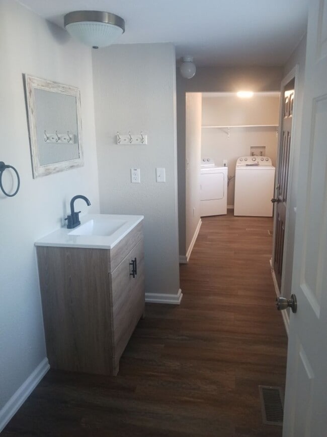 Building Photo - 3 bedroom, 2 bath with office in Frederick...
