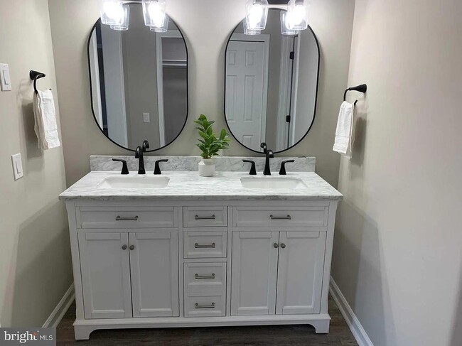 Building Photo - 25900 Country Meadows Dr