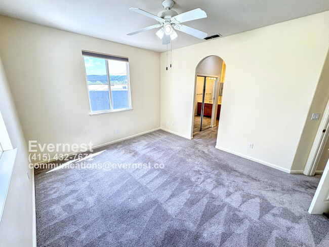 Building Photo - Gorgeous 3-Bedroom Home in a Prime Locatio...