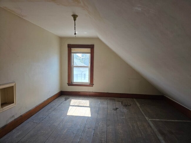 Building Photo - 231 River St