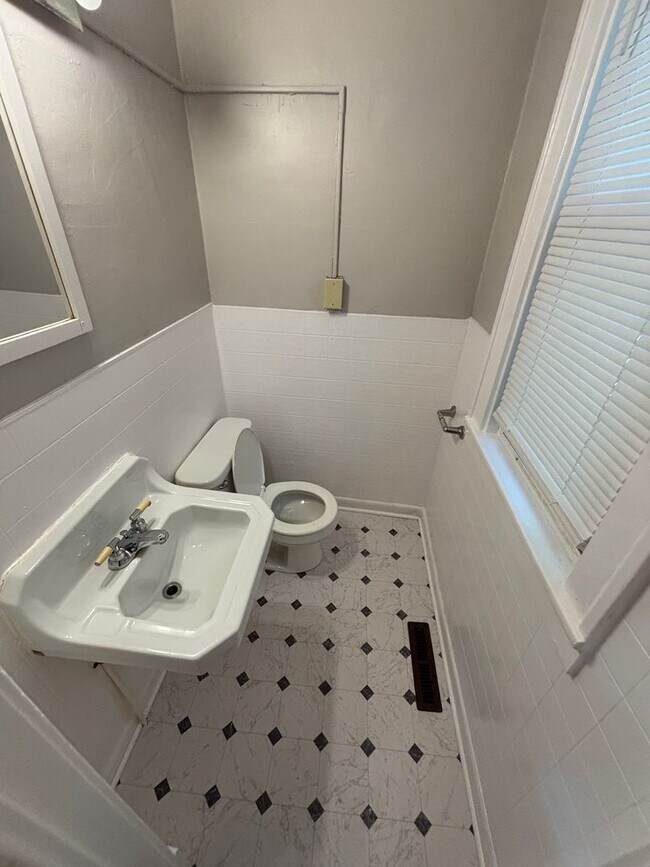 Building Photo - 3 bedrooms 2 bath house, Available sept 1st