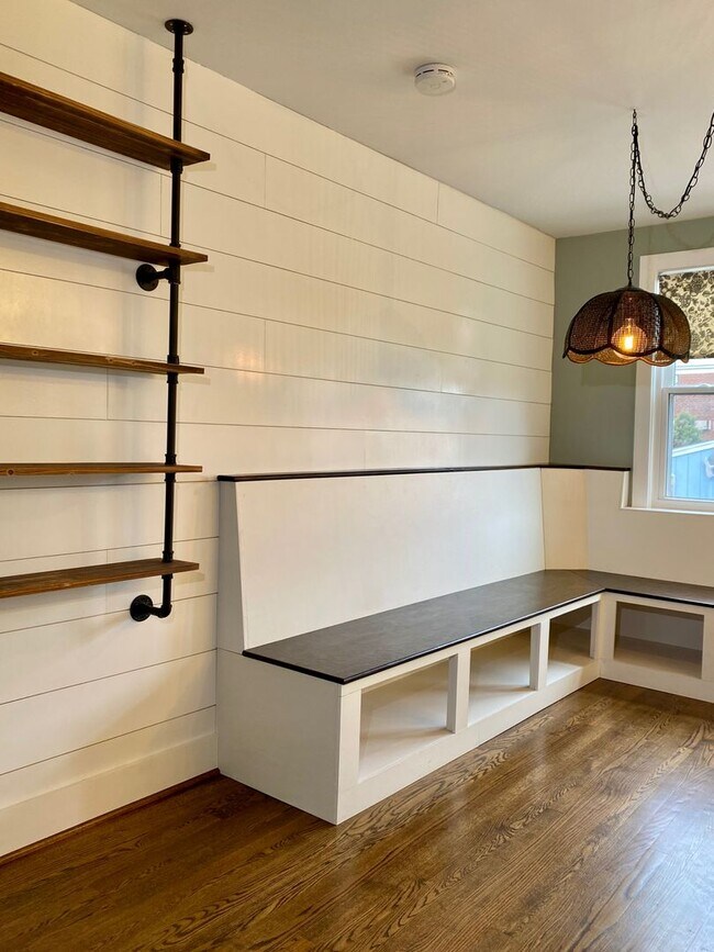 Building Photo - Charming 3 Bedroom/1 Bathroom Townhome in ...