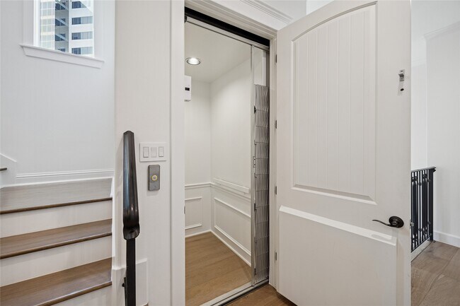 Building Photo - 2031 Sheridan St