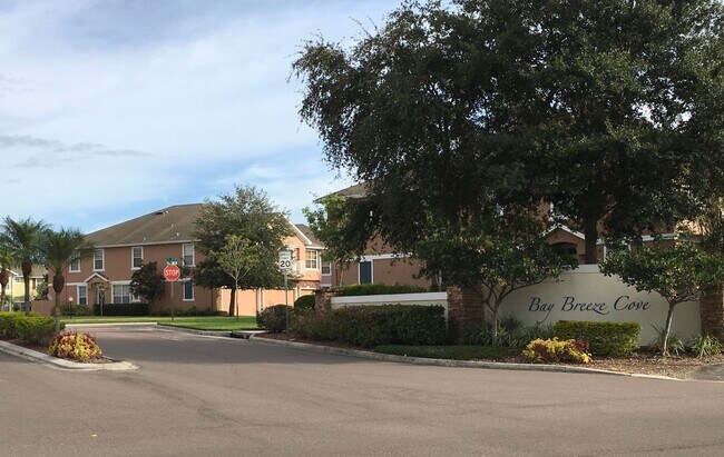 Building Photo - Spacious 3br 2.5ba Townhome in North Saint Petersburg