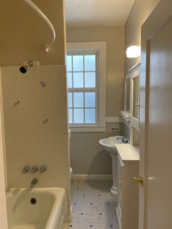 Building Photo - North side, quiet and spacious one bedroom is walking distance to the north side of the UC Berkel...