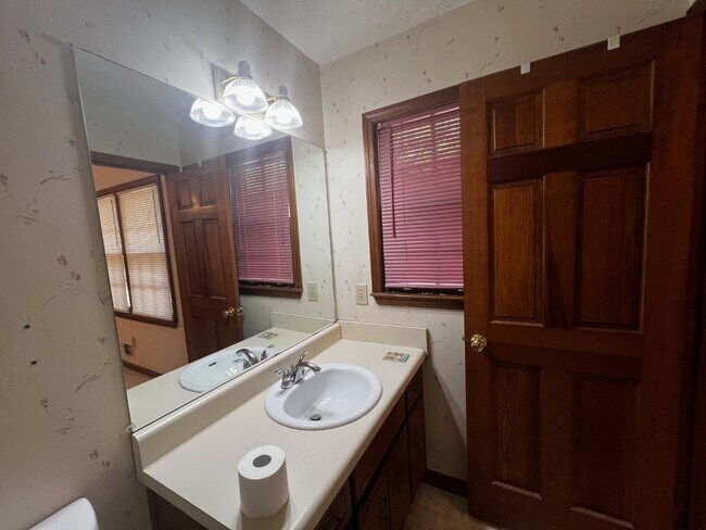 Building Photo - 380 Hidden Valley Dr SE