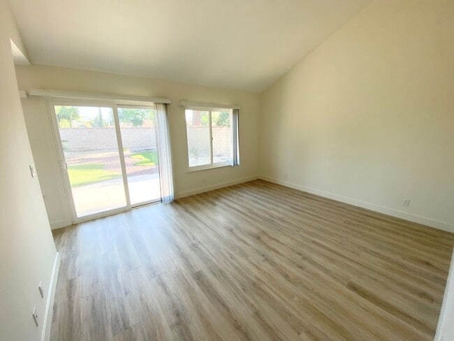 Building Photo - Amazing Pet friendly Anaheim home!