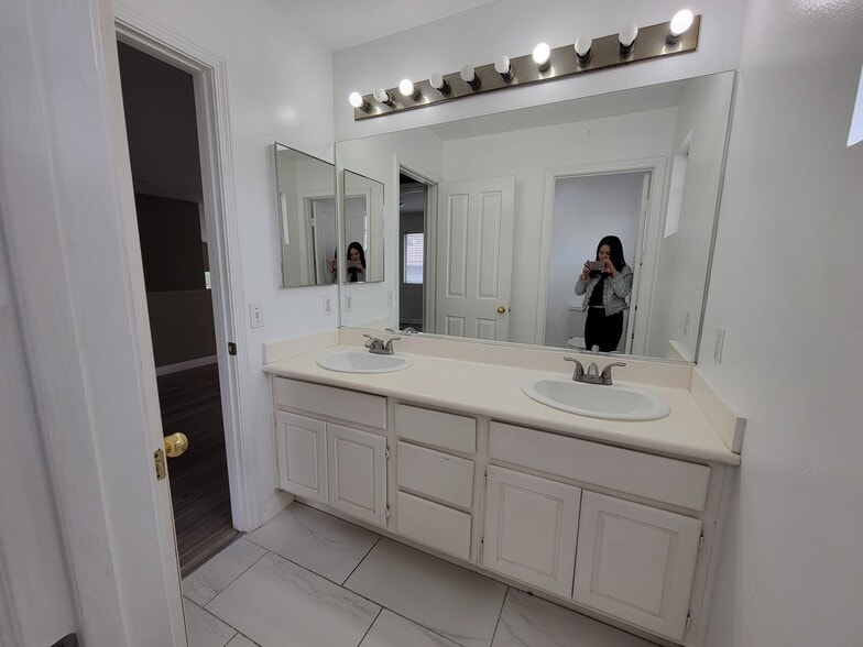 Building Photo - 16241 El Dorado Ct