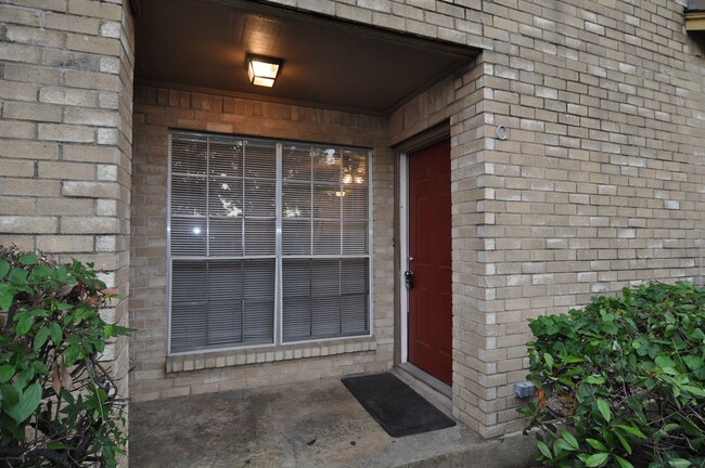 Building Photo - 512 Rita Ln