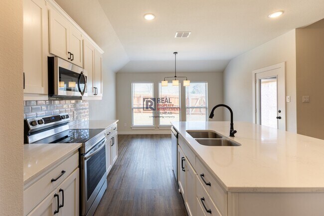 Building Photo - Spacious Glen Rose Home with Open Floorplan & Office Space