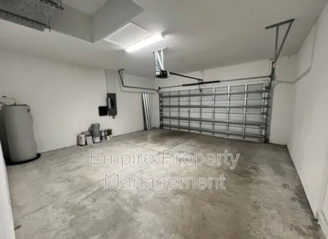 Building Photo - Modern & Spacious 3 Bed, 2 Bath Home in No...
