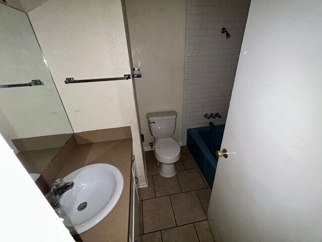 Building Photo - 3 bedroom 1 bath