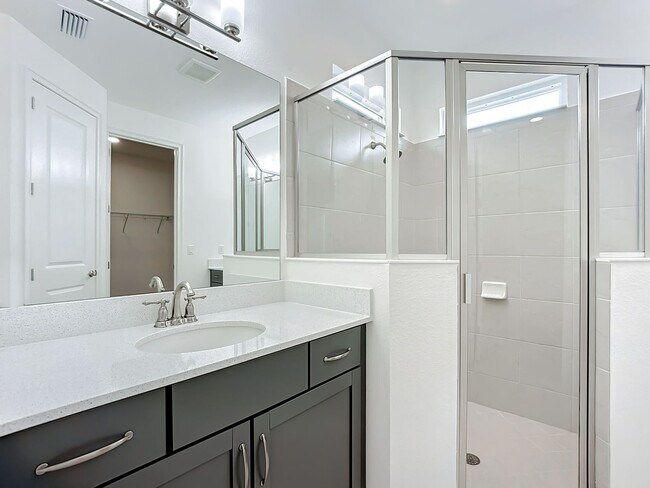 Building Photo - Spacious 4-bedroom, 2-bath House