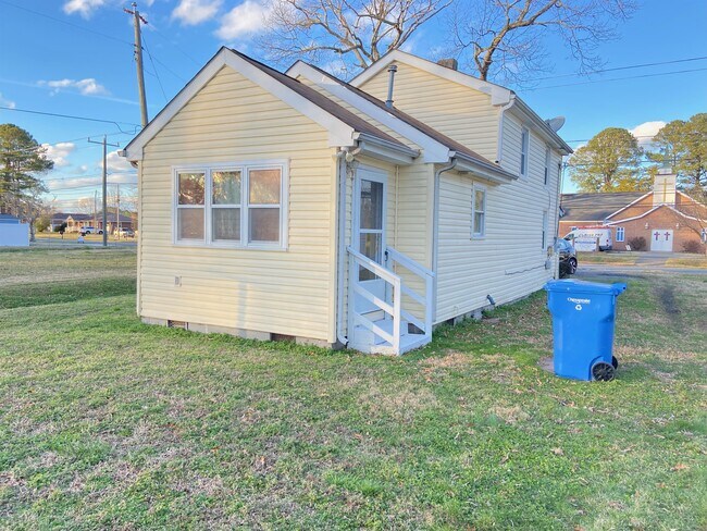 Building Photo - 1103 Fentress Rd
