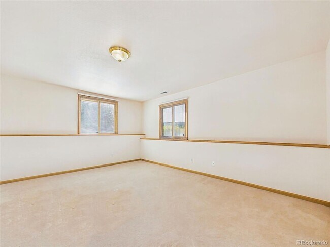 Building Photo - 1185 S Park Dr