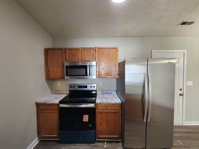 Building Photo - 3 Bedroom Home Near University Area
