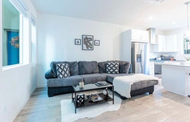 Building Photo - First Month Rent: FREE (with approved lease terms)