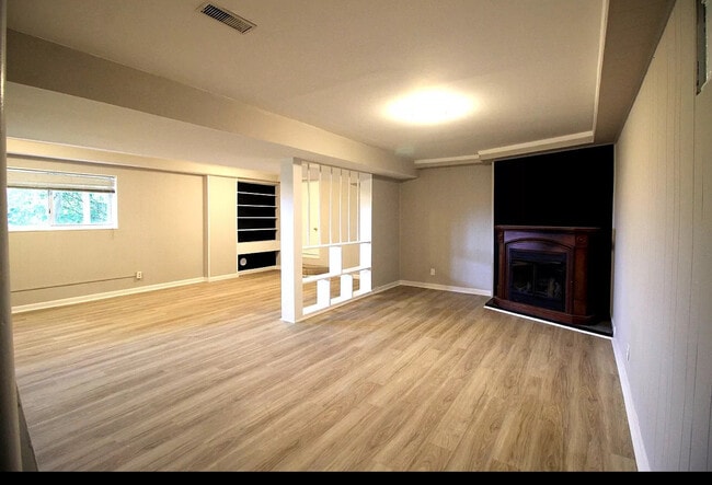 Building Photo - 102 Hubbell Pl