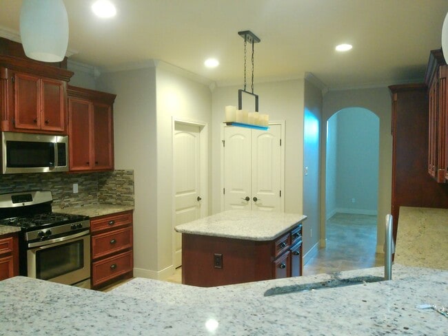Building Photo - 4 Bedroom 3 Bath on the Island