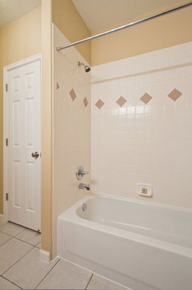 Building Photo - 2845 Willow Tree Ln