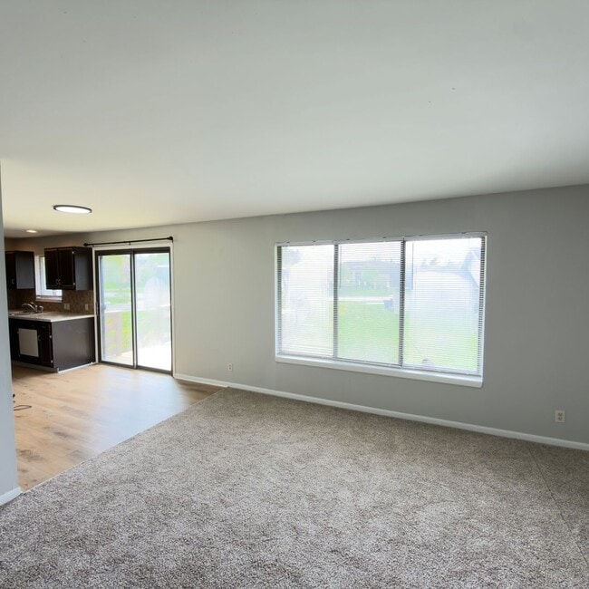 Building Photo - 2 Bedroom Upper Duplex in Breton Village!