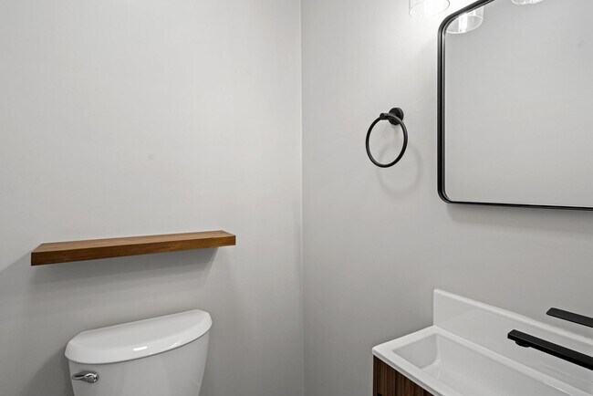 Building Photo - Freshly Renovated 2 Bedroom in Bloomfield available NOW!