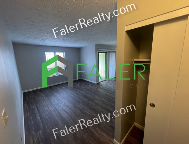 Building Photo - 2 bedroom, 1.5 bath apartment available now!