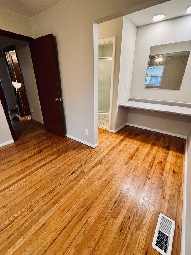 Building Photo - 607 Coach Light Ln