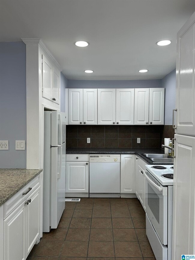 Building Photo - 2145 Pine Ln