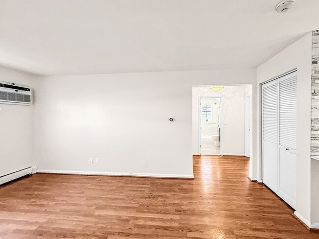 Building Photo - 6 Venice St