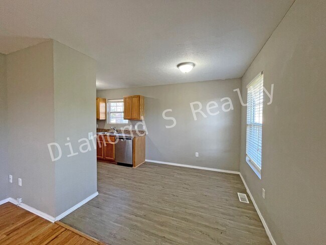 Building Photo - Updated 3 Bedroom Home in Reed/Hillcrest School Districts!