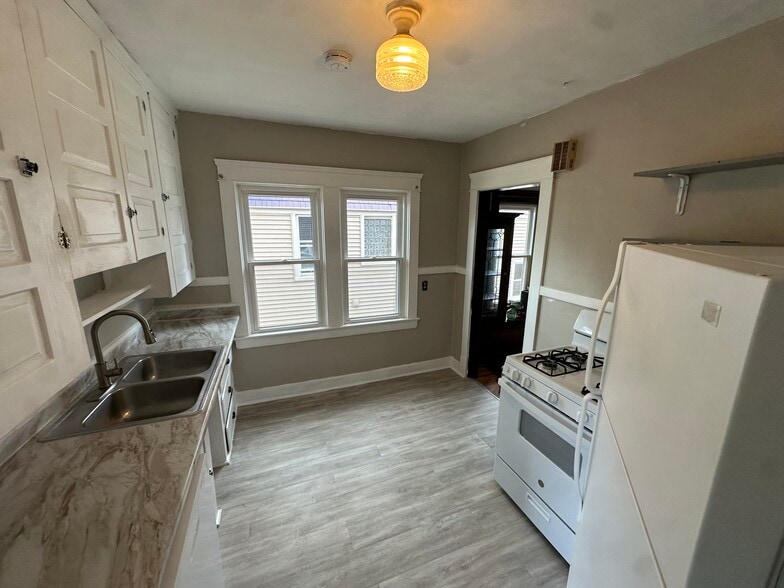 Building Photo - 1302 W 102nd St