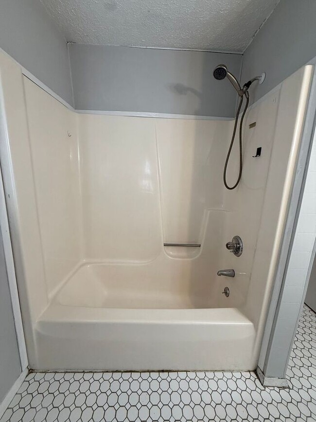 Building Photo - Cottage Style Home Super Close to Downtown!