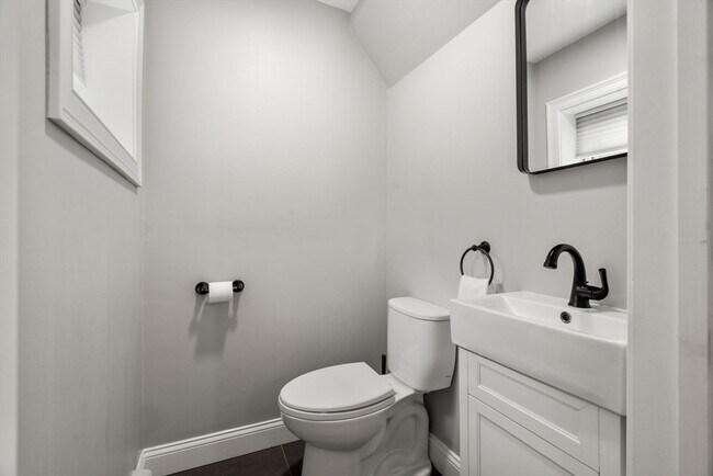 Building Photo - 510 Medford St