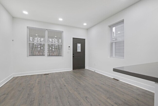 Building Photo - 272 S 22nd St