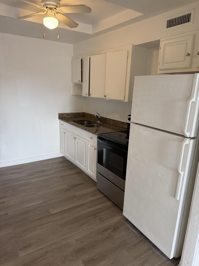 Building Photo - 245 SW 14th Ave