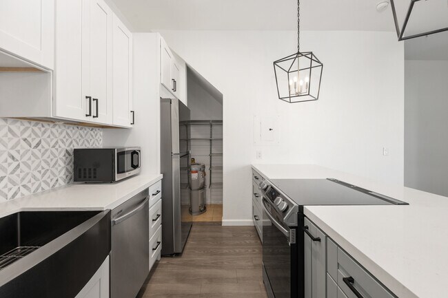 Building Photo - 908 G St