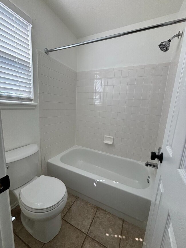 Building Photo - 9724 Queenscliffe Dr