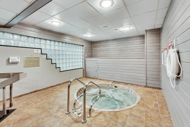 Building Photo - 10 E Ontario St