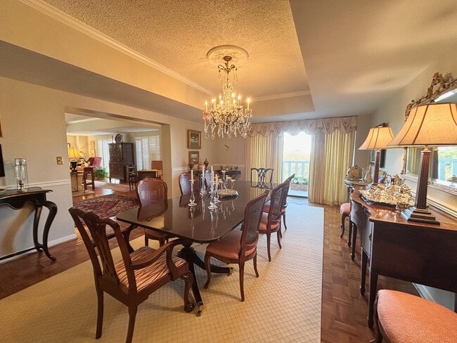 Building Photo - Luxury Living at its Finest!